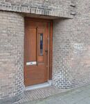 De voordeur van het pand, helaas iets ontsierd door de nieuwe brievenbus.
              <br/>
              Richard Keijzer, 2015-08-28